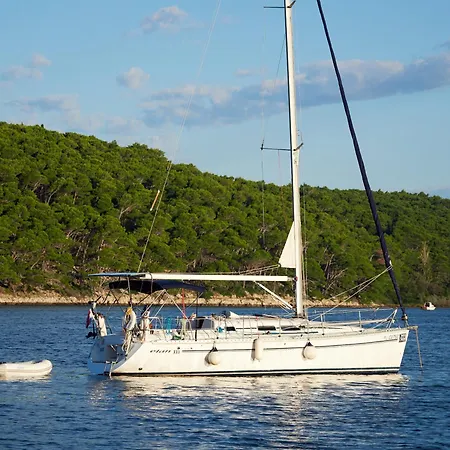 Botel Learn To Sail In Paradise *