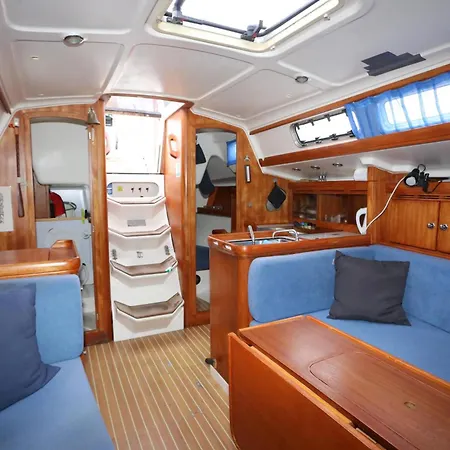 Learn To Sail In Paradise Botel *