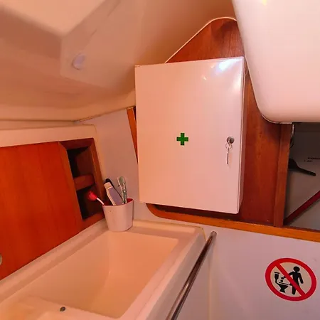 Learn To Sail In Paradise 보트호텔 풀라