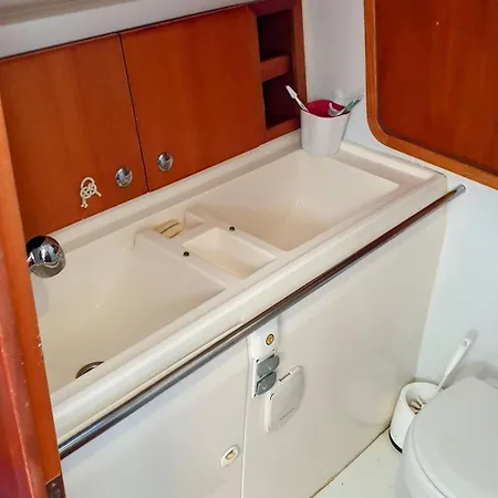 Learn To Sail In Paradise 보트호텔