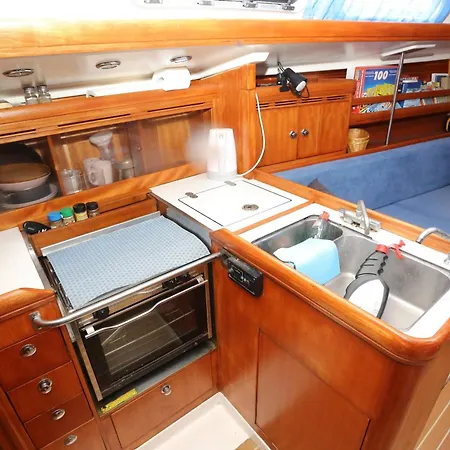 Learn To Sail In Paradise פולה