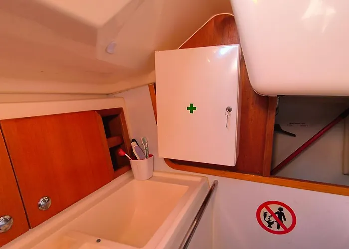 Learn To Sail In Paradise Hotel en barco Pula