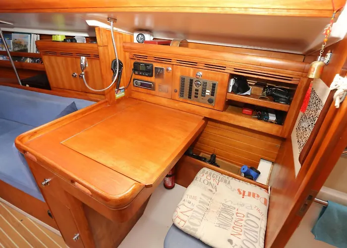 Learn To Sail In Paradise Úszó hotel