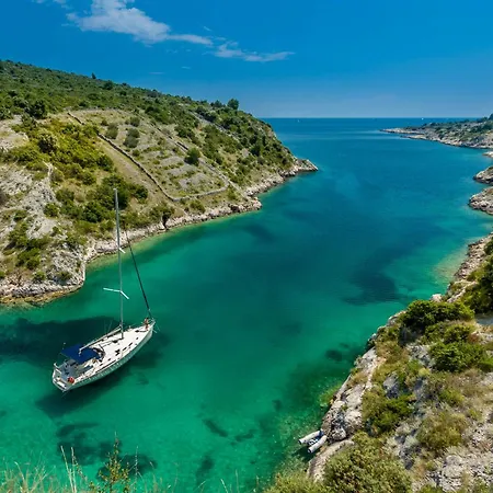 Learn To Sail In Paradise *
